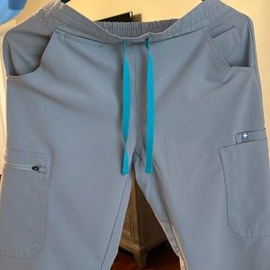 Xsmall Figs scrub set in the color bolder
